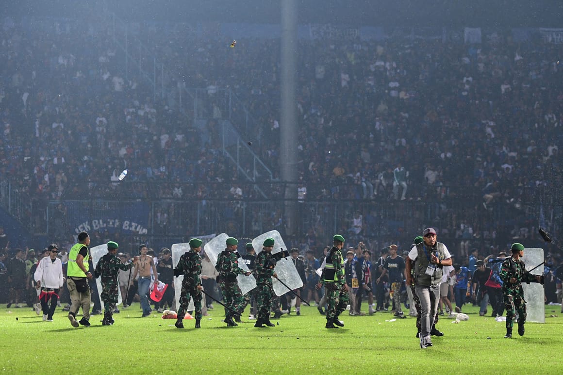 Una dintre cele mai grave tragedii de pe stadioane din istorie. Un expert explică ce a dus la busculada din Indonezia