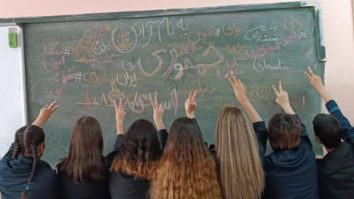 Cea mai recentă provocare pentru guvernul iranian? Elevele se alătură protestelor. Își dau jos vălurile de pe cap și îi huiduie pe oficiali