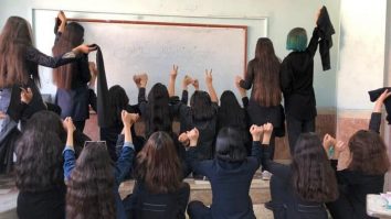 Profesorii iranieni cheamă la grevă națională în semn de protest față de moartea și detenția elevilor