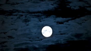 Prima Lună plină de toamnă, numită şi „Luna Sângerie”, va lumina cerul duminică