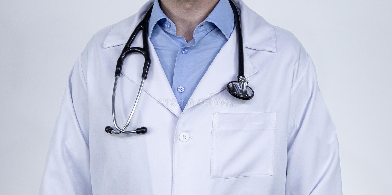 Un bărbat care s-a dat drept femeie ginecolog pe Facebook pentru a obține fotografii intime a fost încarcerat