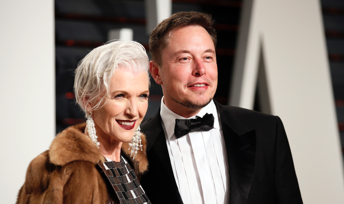 Mama lui Elon Musk vine în București. Ce va face în România?