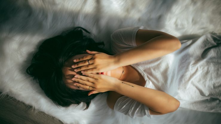 Plângi în somn? Experții anunță care ar putea fi cauzele