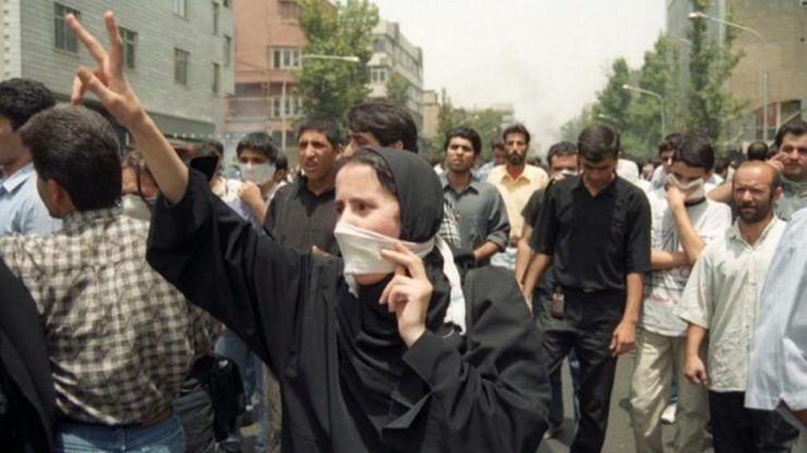 Un purtător de cuvânt iranian avertizează că protestele față de moartea unei femei ar putea destabiliza țara