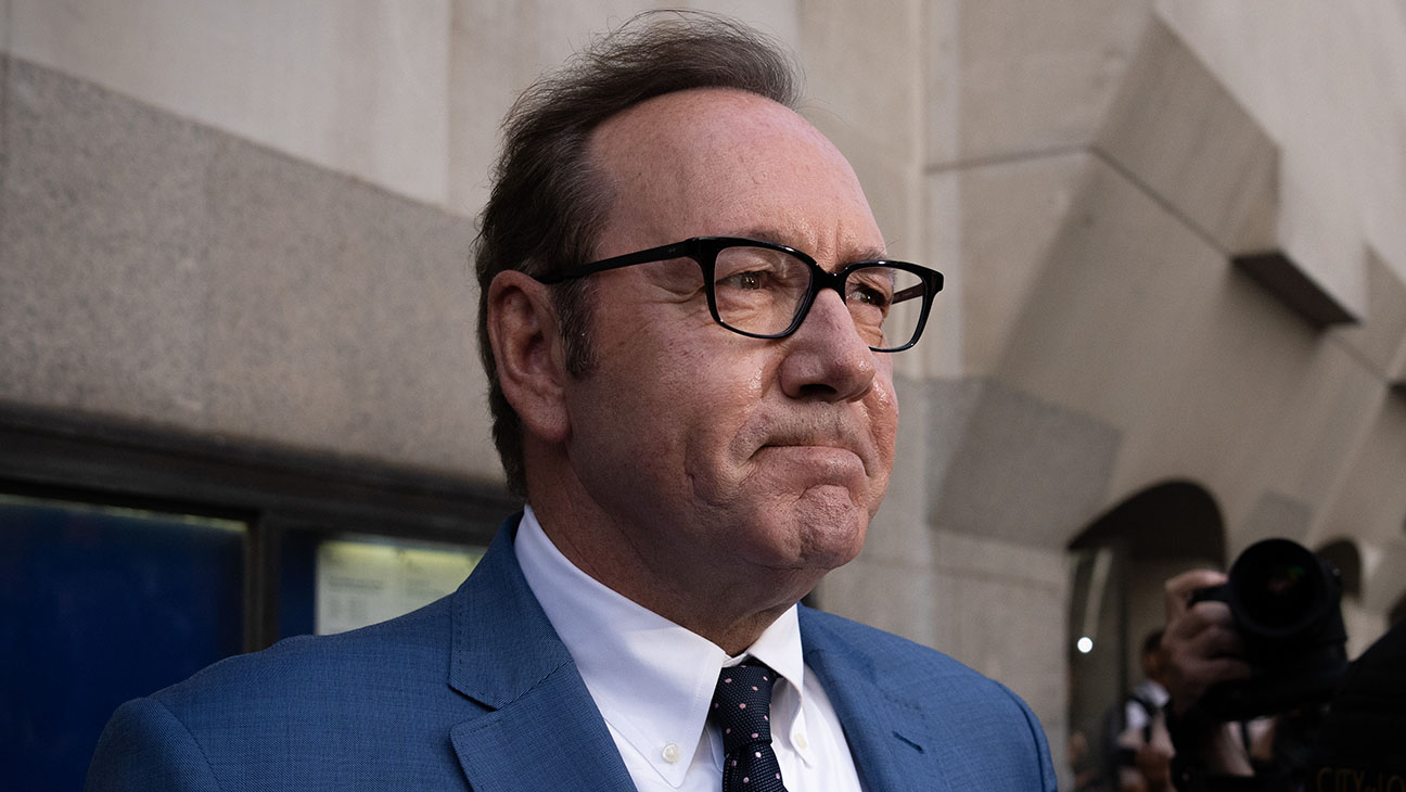 Actorul Kevin Spacey respinge toate acuzațiile de abuz sexual și dezvăluie că se temea de tatăl său, adept al supremației albilor