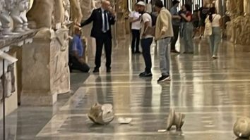 Un turist a distrus două statui din Vatican după ce i s-a spus că nu îl poate vedea pe Papa Francisc