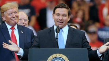 Pe măsură ce se apropie ziua alegerilor, rivalitatea Trump-DeSantis se infiltrează în public. Niciunul nu a anunțat o campanie prezidențială