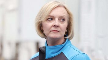 În timp ce era ministru de externe, Liz Truss ar fi avut telefonul piratat. Guvernul britanic se confruntă cu solicitări de anchetă