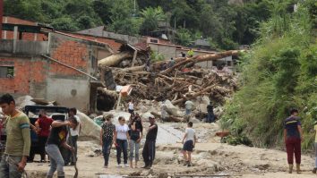 Efectele alunecărilor de teren din Venezuela. Zeci de persoane au murit, în timp ce casele sunt distruse