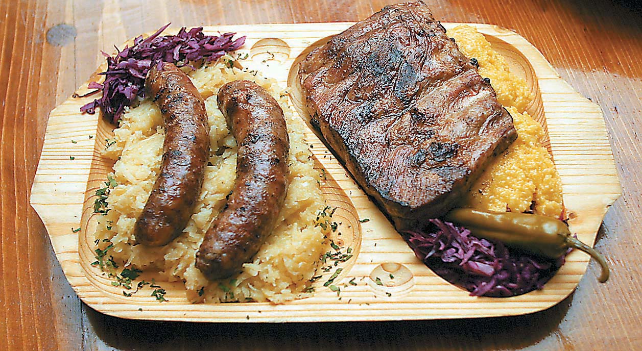 CERCETARE: O friptură preparată cu ingrediente învelite în plastic ar putea fi echivalentul consumului a două pungi de plastic pe an