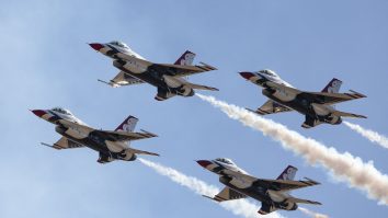 Avioanele de luptă F-16 Fighting Falcon ale Forțelor Aeriene Române execută zboruri la înălțimi mici