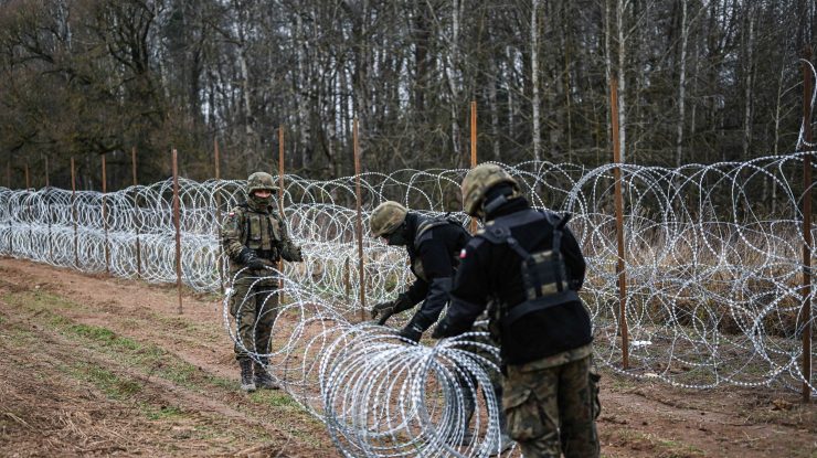 Polonia își suplimentează frontiera cu un sistem de senzori de mișcare și camere de luat vederi, pe fondul unui aflux de migranți din Belarus