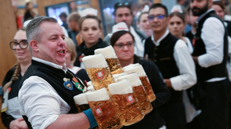 Crăciun dificil: Pub-urile din Marea Britanie cer îngheţarea taxei pe bere