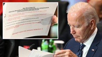 FOTO. Joe Biden a afişat din nou o fiţuică pregătită de personalul său. Notiţele conţineau instrucţiuni specifice: „TU vei sta jos”