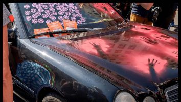 VIDEO. Actviștii de mediu au acoperit cu făină o mașină sport pictată de artistul Andy Warhol