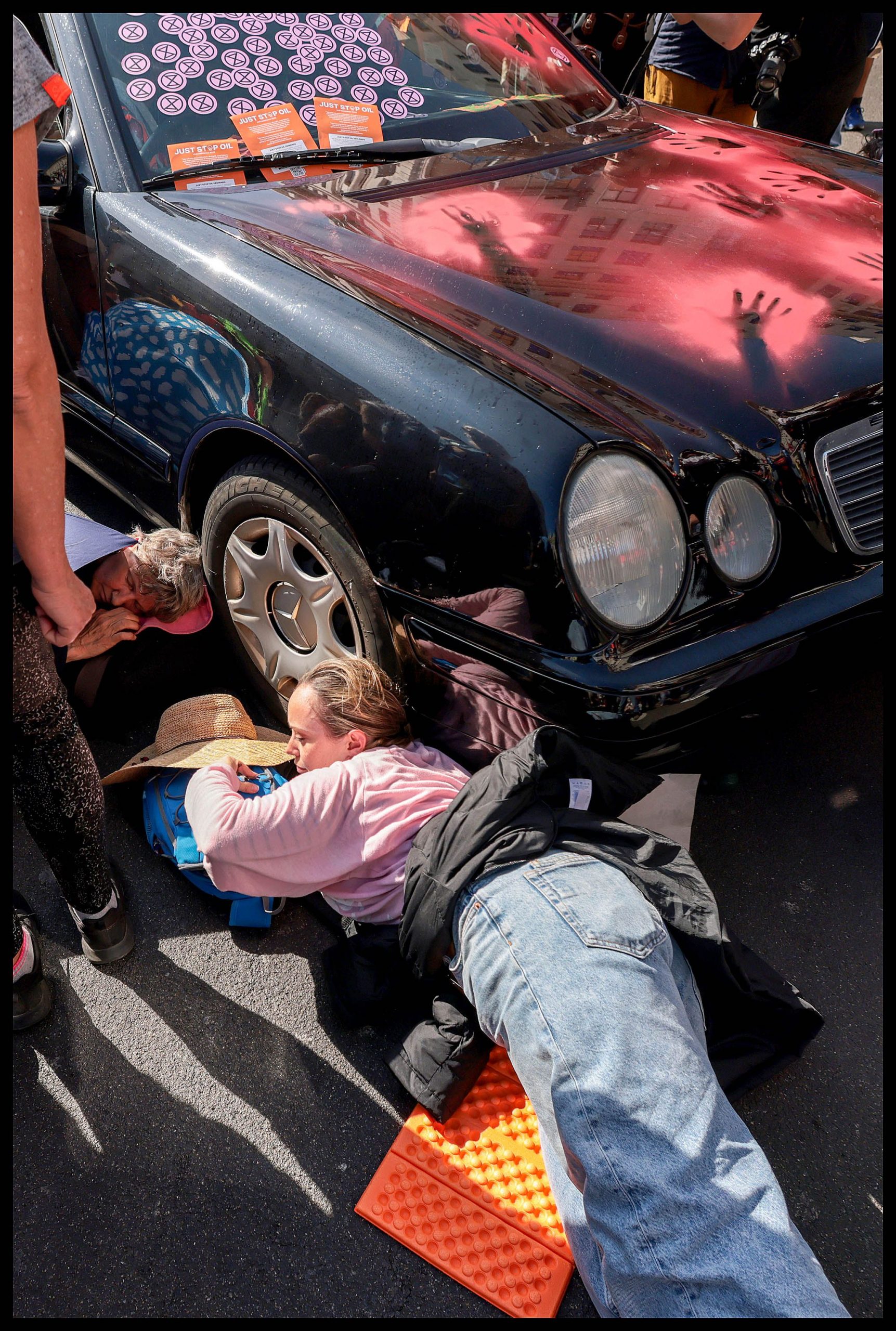 VIDEO. Actviștii de mediu au acoperit cu făină o mașină sport pictată de artistul Andy Warhol