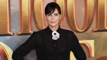 Charlize Theron, aspru criticată pentru că „și-a bătut joc” de limba natală, afrikaans, pe care o consideră o „limbă pe cale de dispariție” 