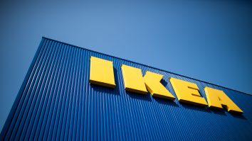 Ikea își ajută angajații oferindu-le bani și reduceri mai mari la cumpărăturile lor din magazin