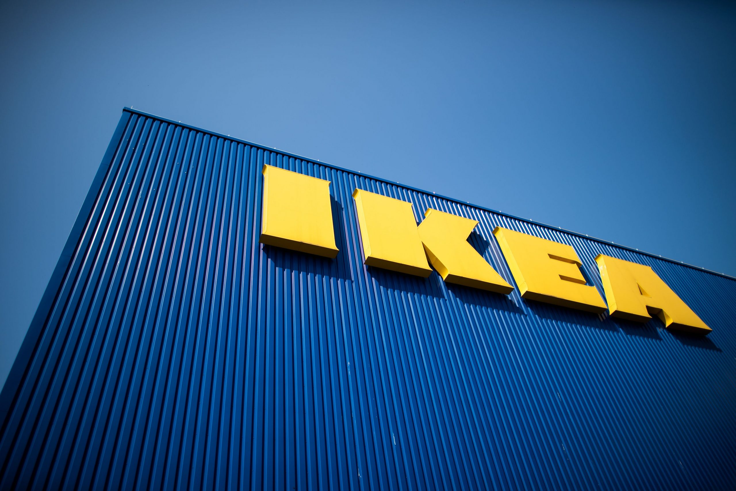 Ikea își ajută angajații oferindu-le bani și reduceri mai mari la cumpărăturile lor din magazin