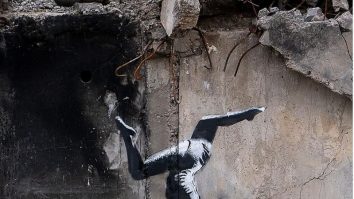FOTO. Celebrul artist anonim Banksy pare să confirme că este în Ucraina. O lucrare a acestuia apare pe o clădire avariată