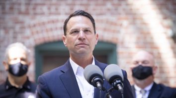 Un democrat a câștigat postul de guvernator al Pennsylvaniei, învingând un negaționist al alegerilor pro-Trump