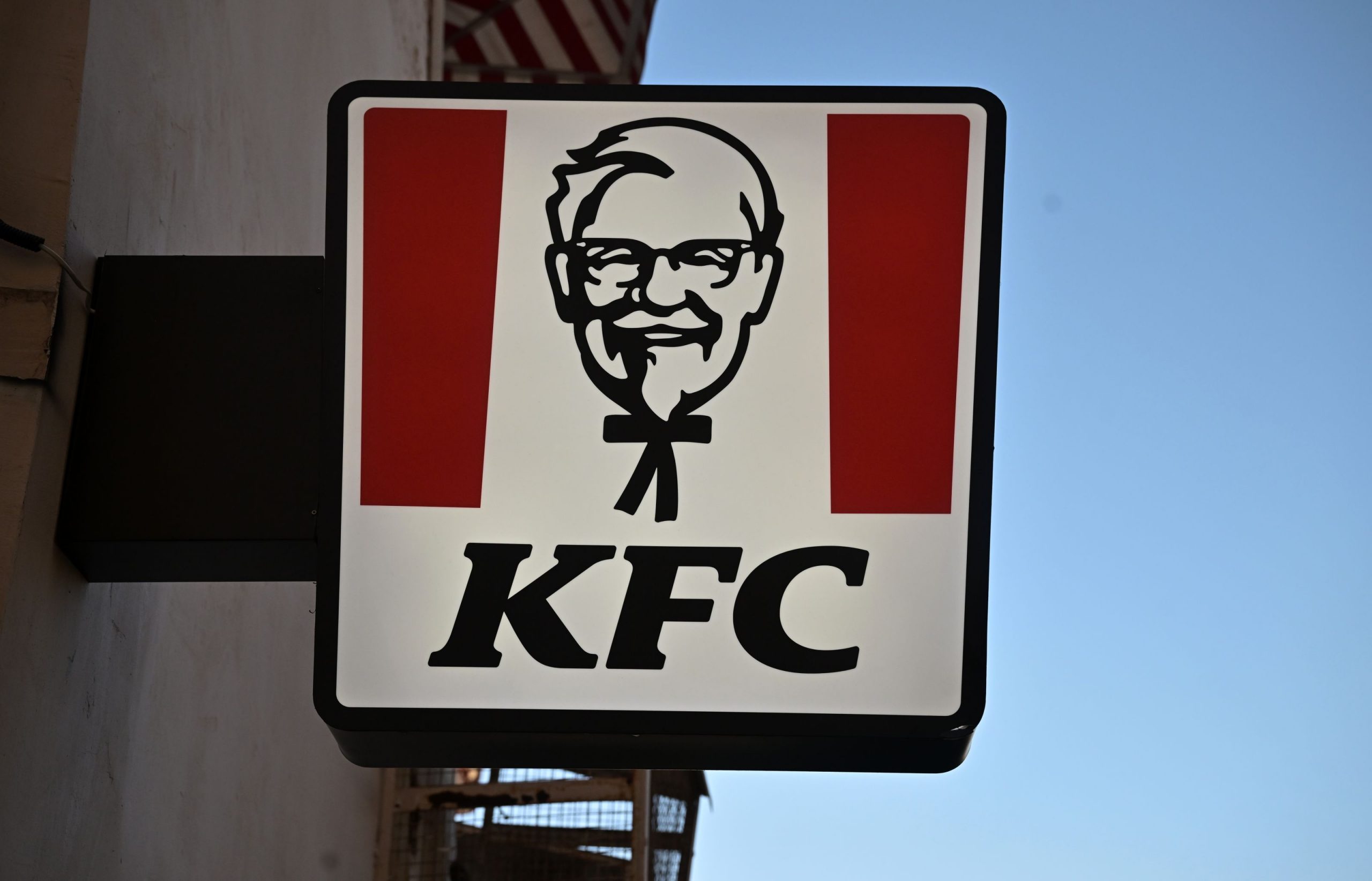 KFC îşi cere scuze după un anunţ publicitar care evoca „Noaptea de Cristal”