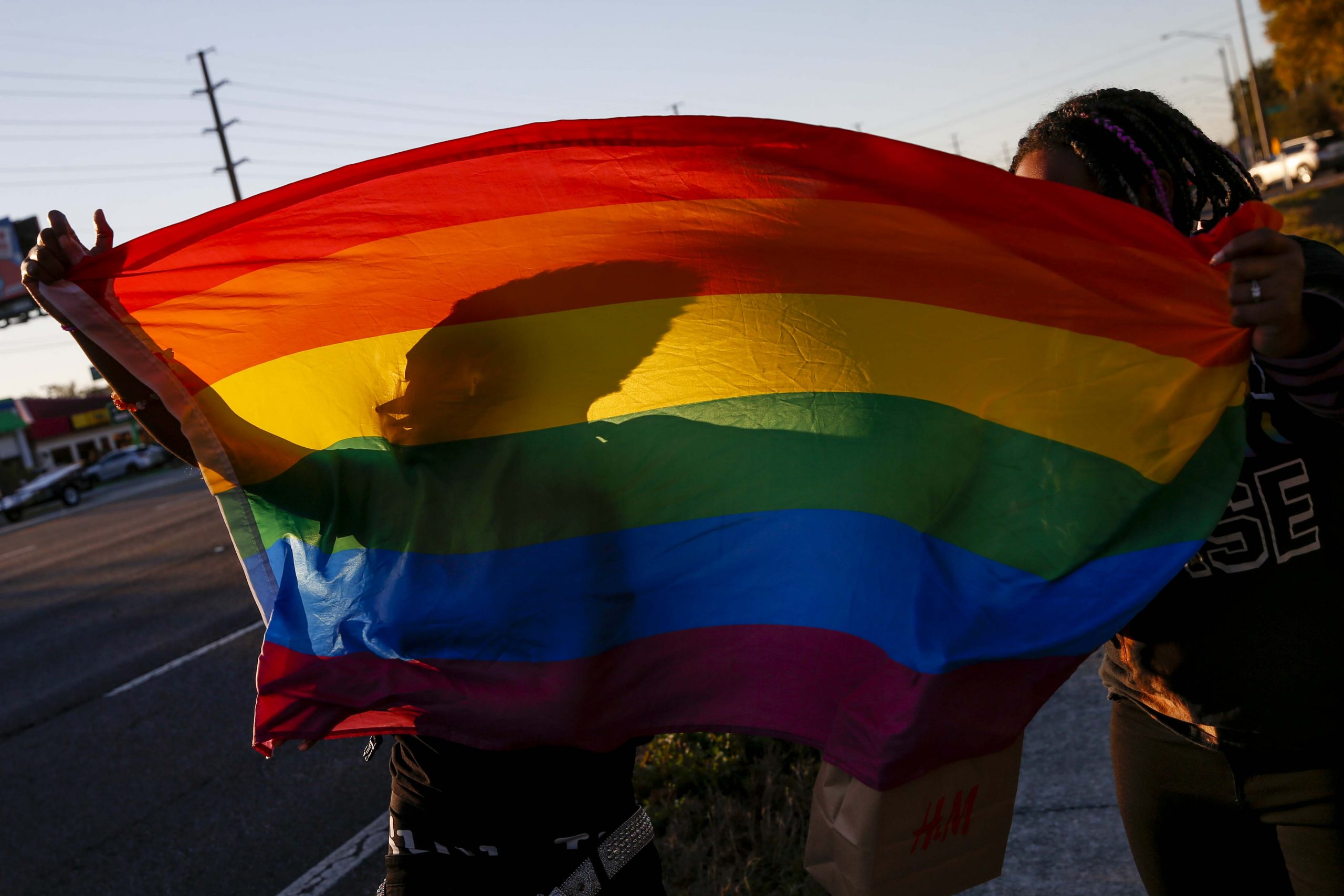 Activiștii susțin că noile legi privind sexul în Indonezia sunt „un cui în sicriu” pentru drepturile LGBTQ