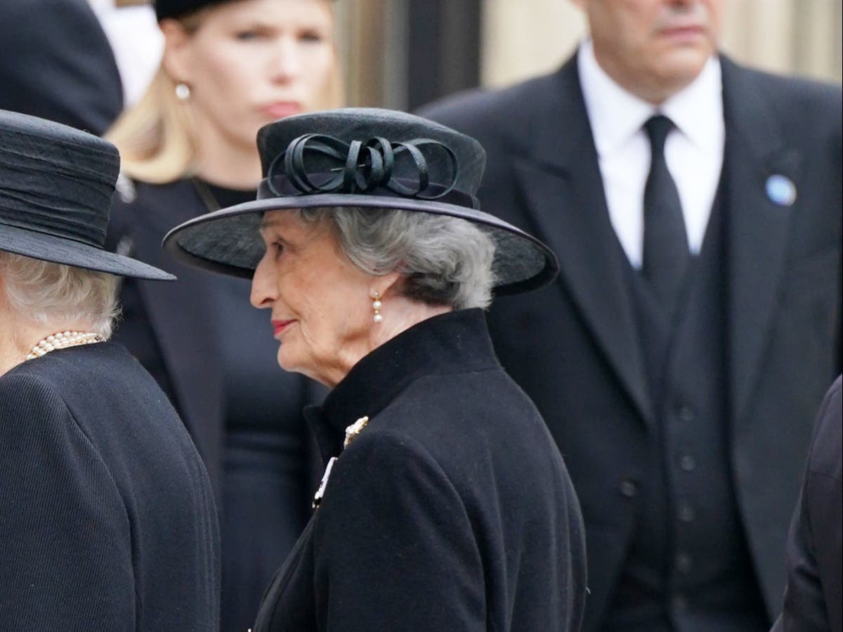 Nașa prințului William demisionează din funcțiile de la Palatul Buckingham pe fondul unui scandal de rasism