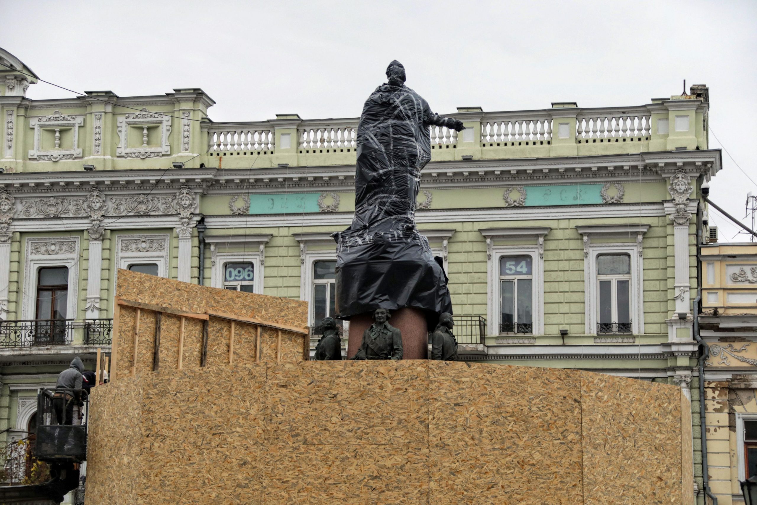 Памятник екатерине снесли. Памятник Екатерине 2 в Одессе вандалы. Памятник Екатерине в Одессе 2022. В Одессе снесли памятник Екатерине. В Одессе демонтируют памятник Екатерине 2.