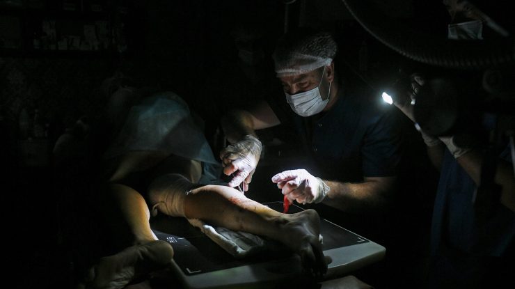 VIDEO. Operații la lumina lanternei. Medicii ucraineni salvează vieți chiar și în timp ce atacurile rusești lasă spitalele fără energie electrică