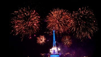 Paris: Focurile de artificii din noaptea de Anul Nou revin pe Champs-Élysées