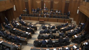 Parlamentarilor francezi li se interzice să poarte bermude