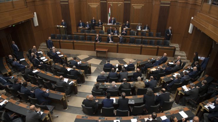 Parlamentarilor francezi li se interzice să poarte bermude