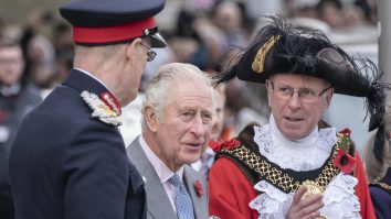 VIDEO. Un bărbat a fost reținut după ce a aruncat cu ouă în regele Charles