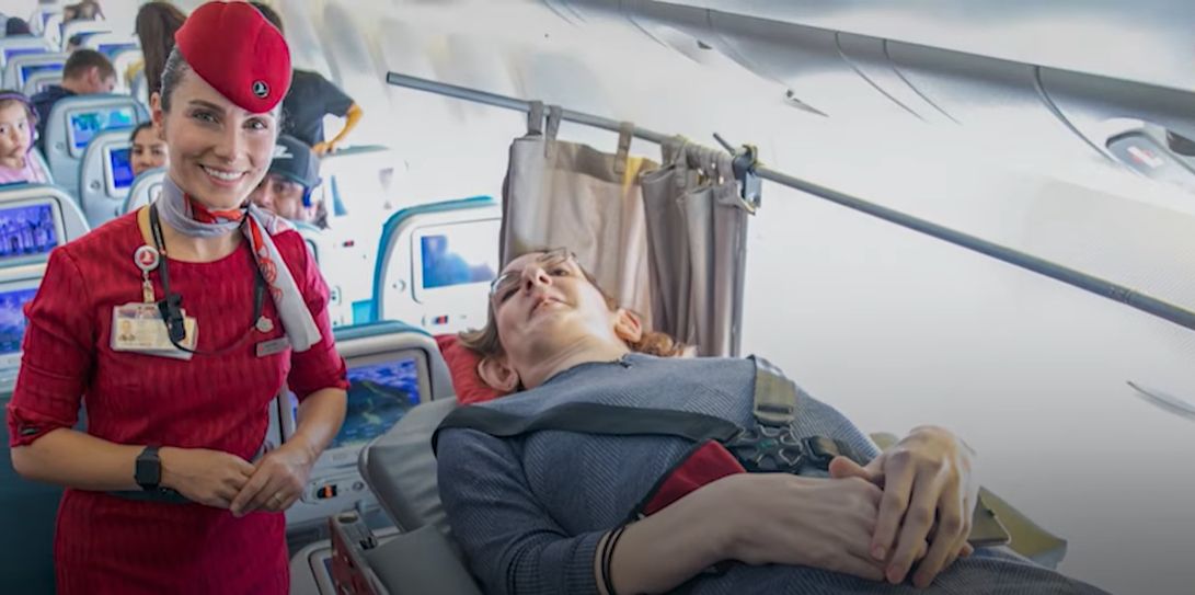 Cea mai înaltă femeie din lume zboară pentru prima dată cu avionul, după ce compania aeriană a mutat șase scaune pentru a-i face loc