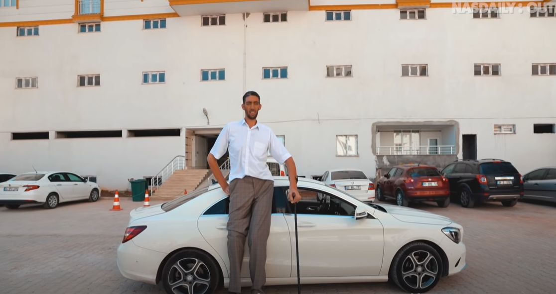 Cel mai înalt bărbat din lume își caută mireasă, în ciuda ultimului eșec de a-și găsi una