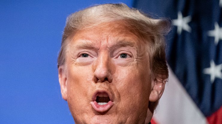 Un judecător îi amendează pe Trump și pe avocata sa cu aproape un milion de dolari pentru că au intentat un proces de „răzbunare” împotriva lui Hillary Clinton