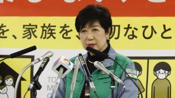 Autoritățile din Tokyo îndeamnă locuitorii să poarte pulovere pe gât pentru a economisi la încălzire