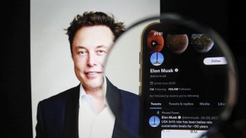 „Tocmai am șters-o”: Musk renunță la eticheta cenușie de „Oficial” a Twitter la doar câteva ore de la lansare