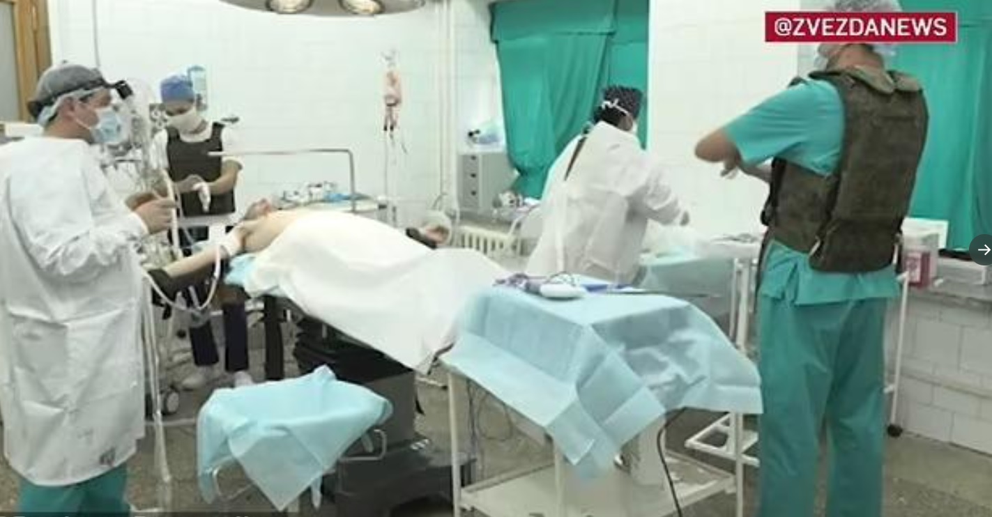 FOTO. Unui soldat rus i-a fost scoasă din piept o bombă neexplodată. Medicii l-au operat cu veste antiglonț