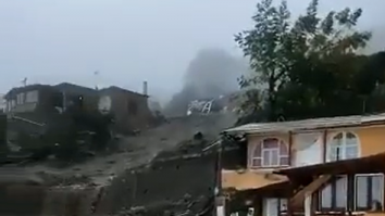 Cel puțin 100 de persoane blocate de o alunecare de teren și 13 persoane dispărute pe o insulă populară de vacanță