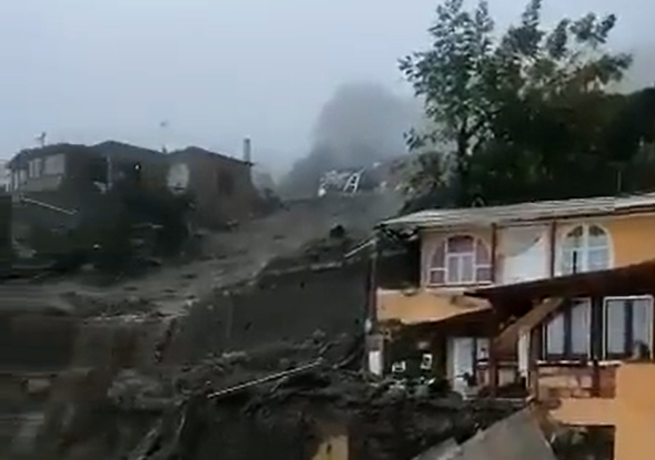 Cel puțin 100 de persoane blocate de o alunecare de teren și 13 persoane dispărute pe o insulă populară de vacanță