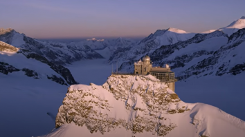 Clădire misterioasă pe o stâncă incredibil de abruptă: Ce este în vârful Europei?