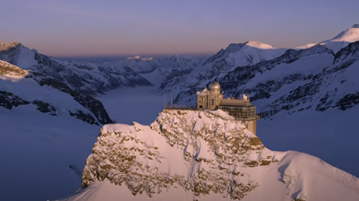 Clădire misterioasă pe o stâncă incredibil de abruptă: Ce este în vârful Europei?