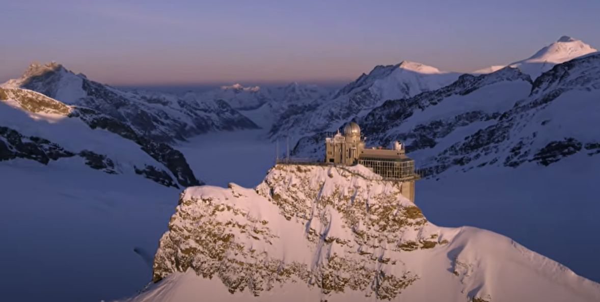 Clădire misterioasă pe o stâncă incredibil de abruptă: Ce se află în vârful Europei?