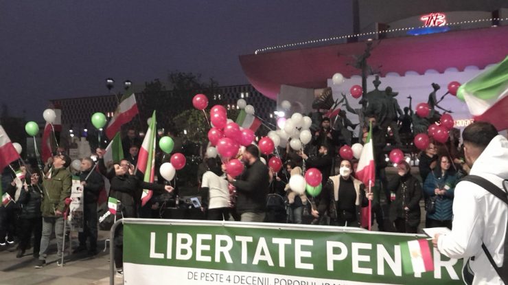 Protest împotriva „dictaturii din Iran” în fața Teatrul Național din București. „De peste 50 de zile guvernul iranian împușcă protestatari și torturează în arest copii, femei și tineri nevinovați”
