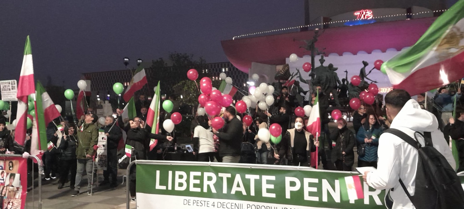 Protest împotriva „dictaturii din Iran” în fața Teatrul Național din București. „De peste 50 de zile guvernul iranian împușcă protestatari și torturează în arest copii, femei și tineri nevinovați”