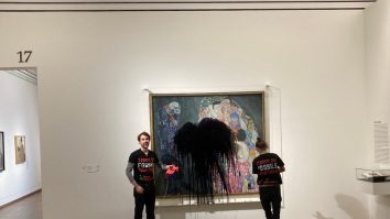 Activiștii pentru climă din Austria au aruncat o substanță neagră pe tabloul lui Klimt „Moartea și viața”