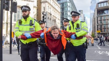 SPANIA. Doi activiști și-au lipit mâinile de ramele a două tablouri de Goya din Muzeul Prado