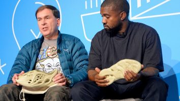 Adidas plănuiește să vândă în continuare papucii realizați în colaborare cu Kanye West, în ciuda încheierii parteneriatului lor
